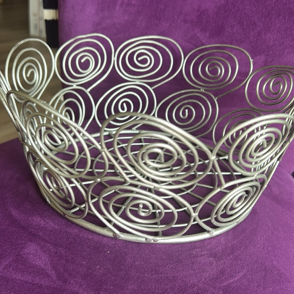 Bread Fruit Bowl Basket Decor Art Unique Silver Wire Spiral Artsy Contemporary